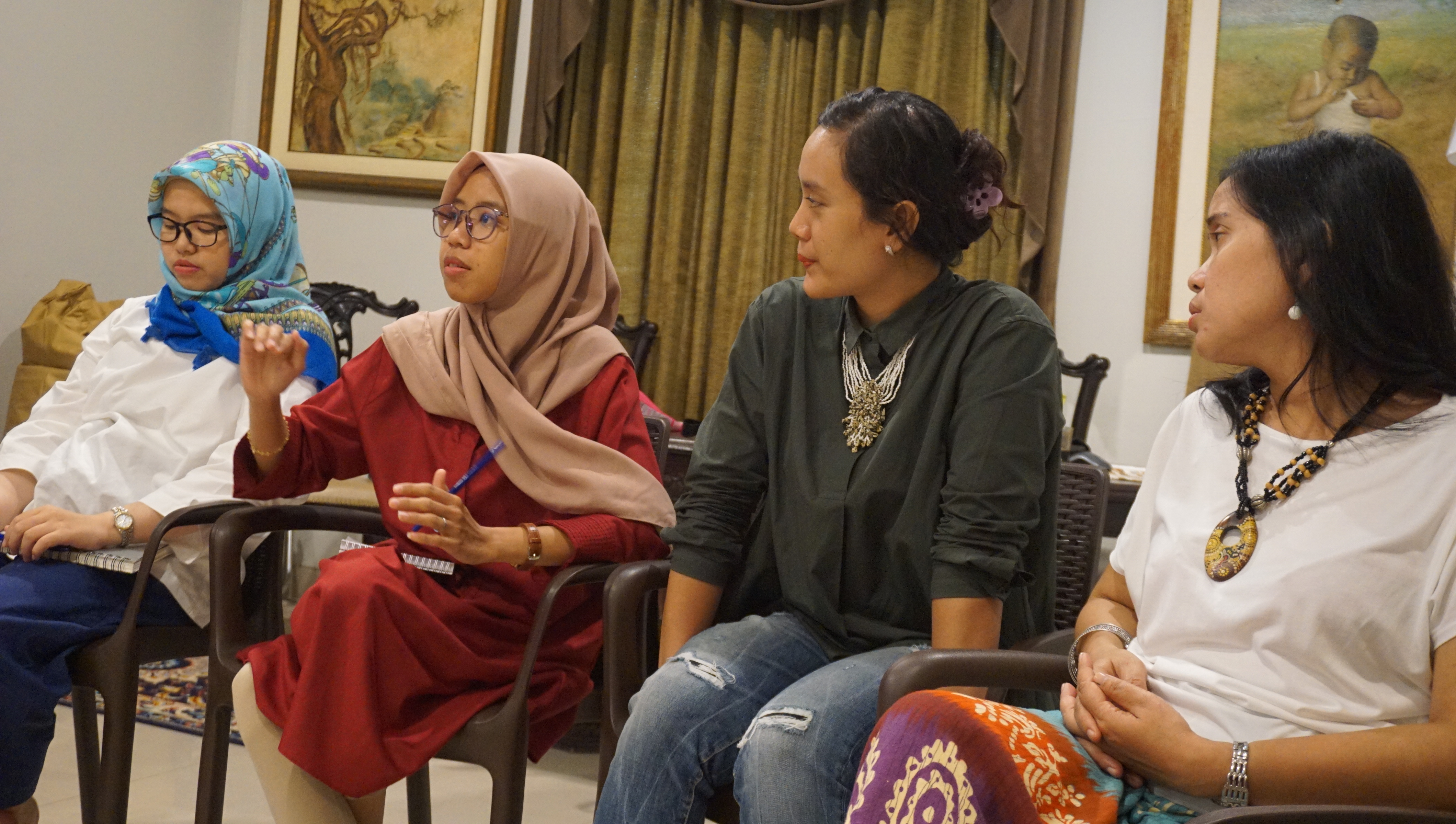 Kamaliah memberikan masukan pada salah satu peserta setelah presentasi 